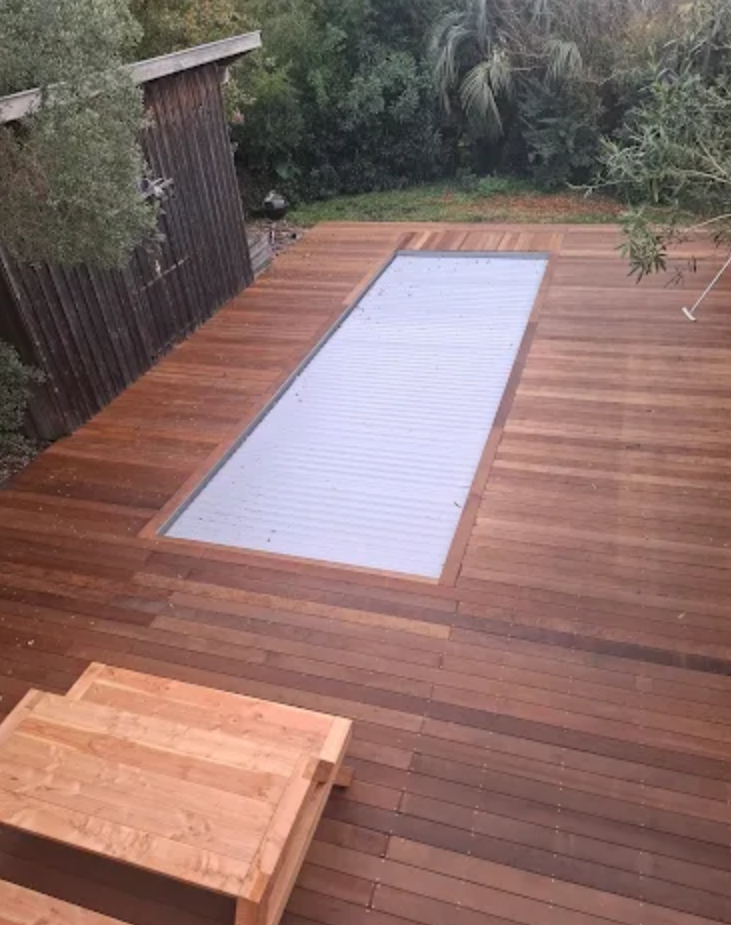 Piscine intégrée dans une terrasse en bois