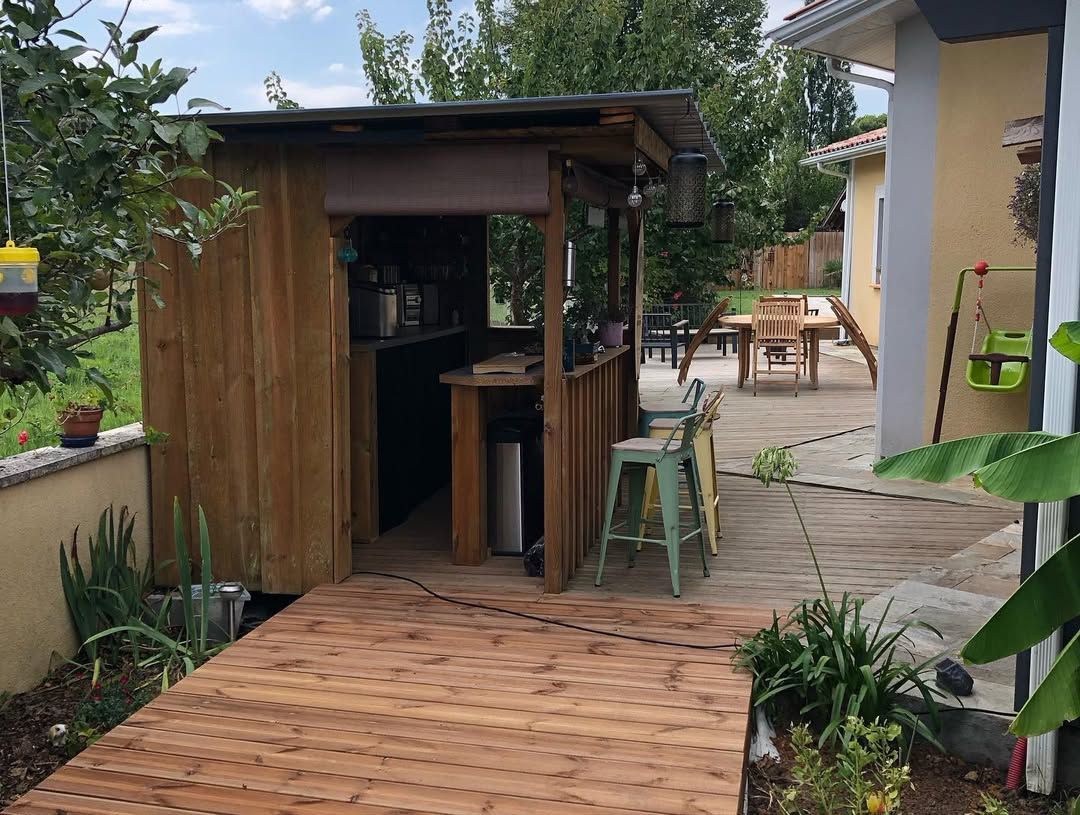 Terrasse en bois avec un bar en extérieur