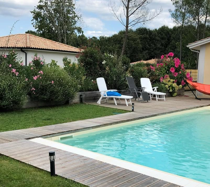 Vue sur un jardin entretenu avec une piscine