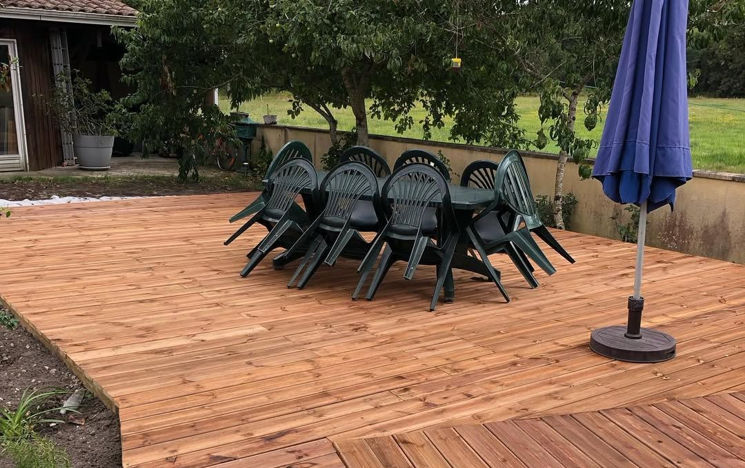 Grande terrasse en bois avec un espace pour manger