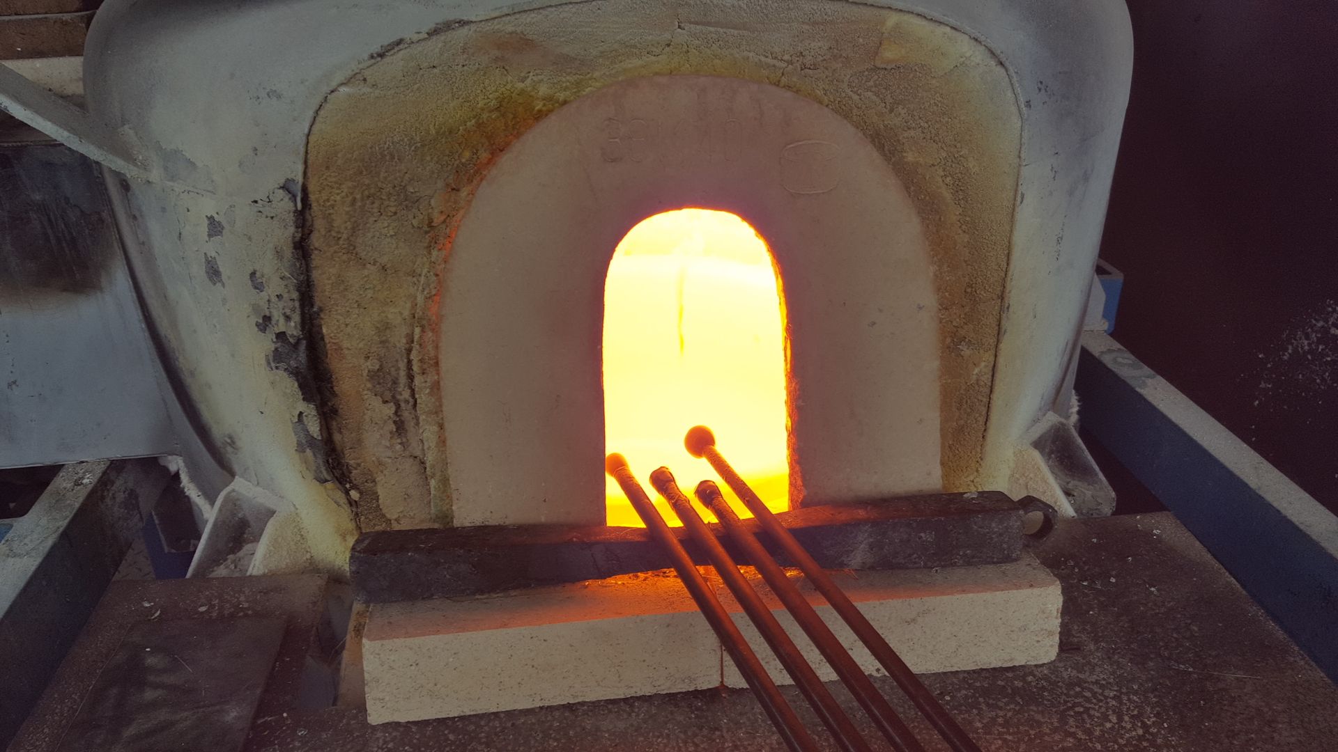 kleiner Glasofen mit Stäben darin