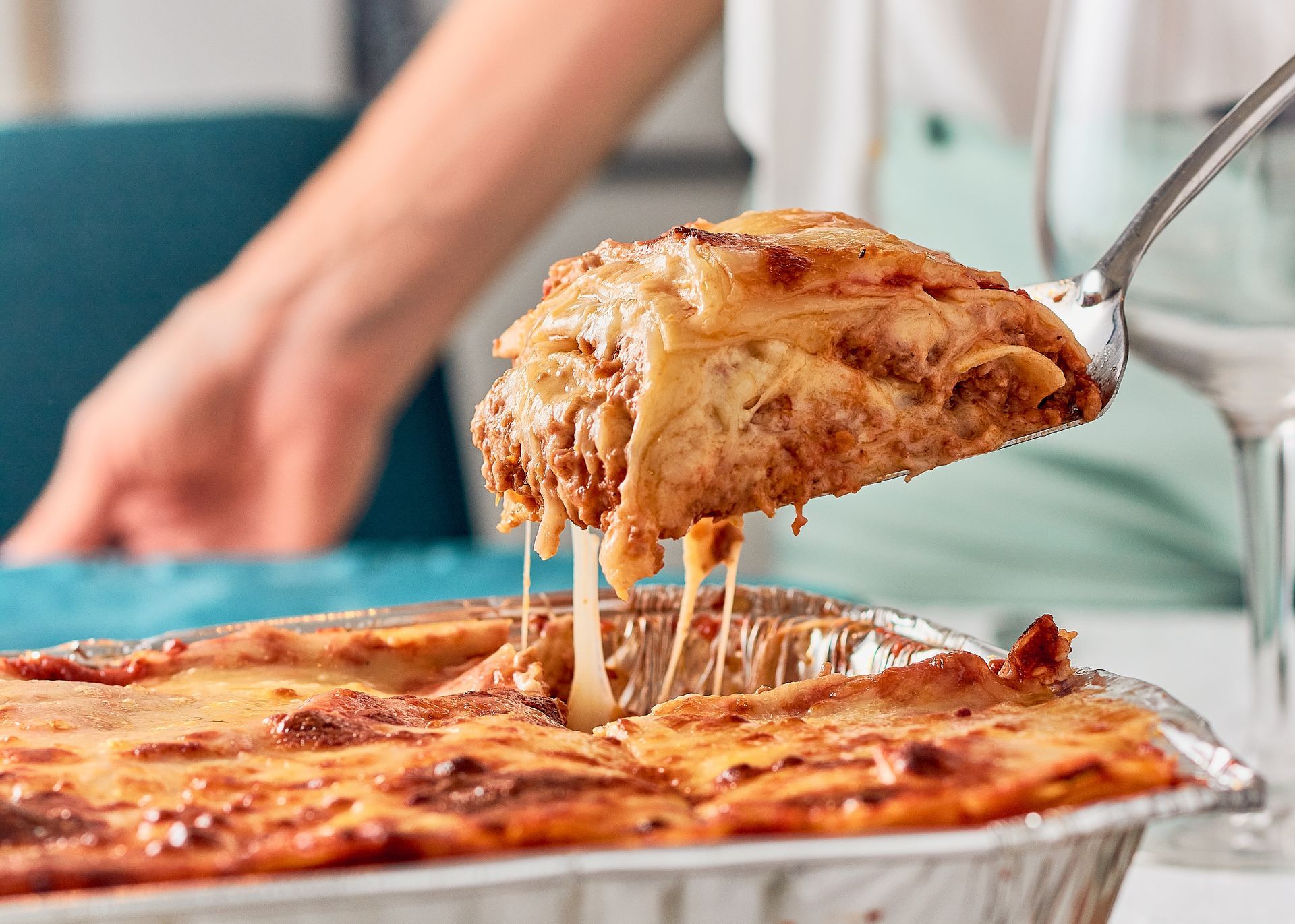 Lasagnes au fromage servies dans un plat à four sur une table à manger