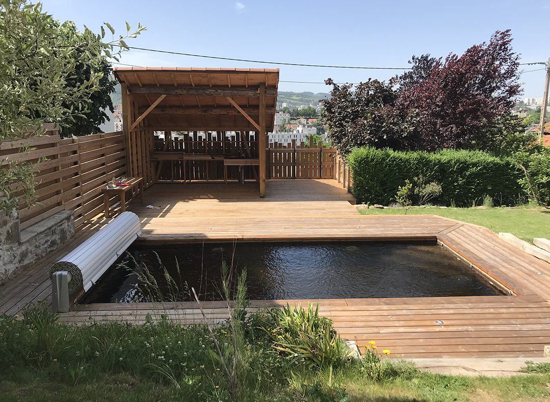 Aménagement de jardin avec piscine en bois réalisé par la société Thiolier Paysage
