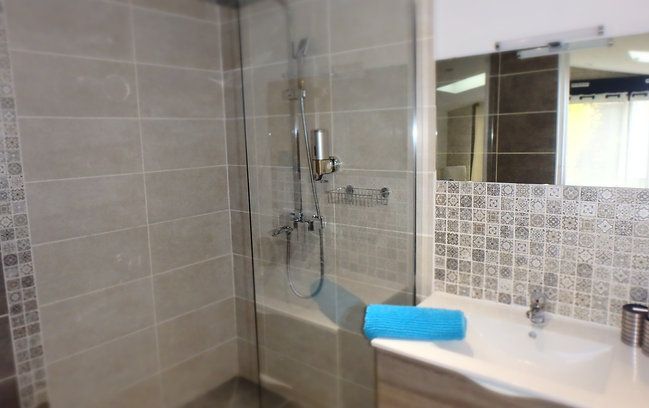 Salle de bains avec douche.