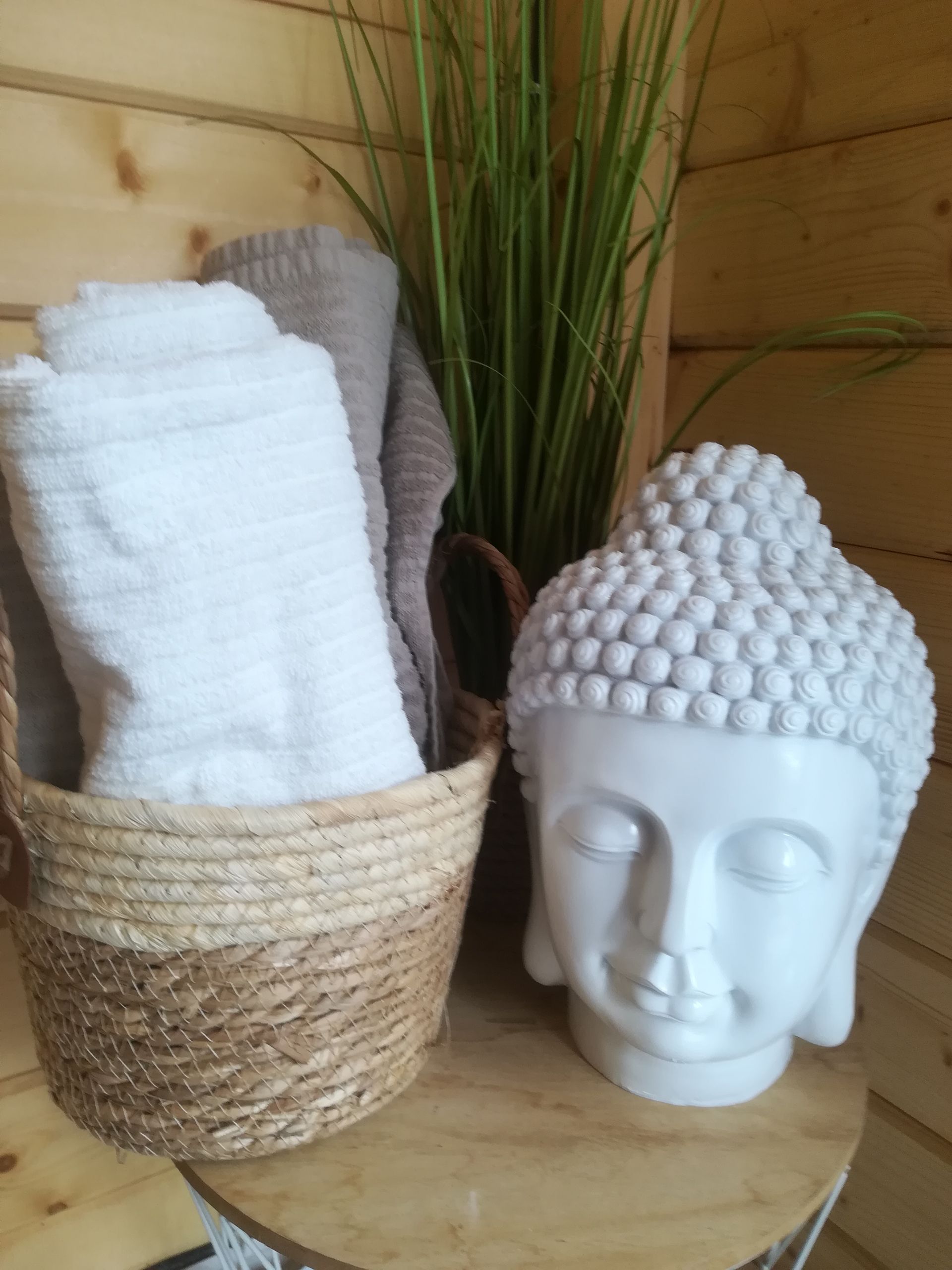 Serviette et tête de Bouddha.