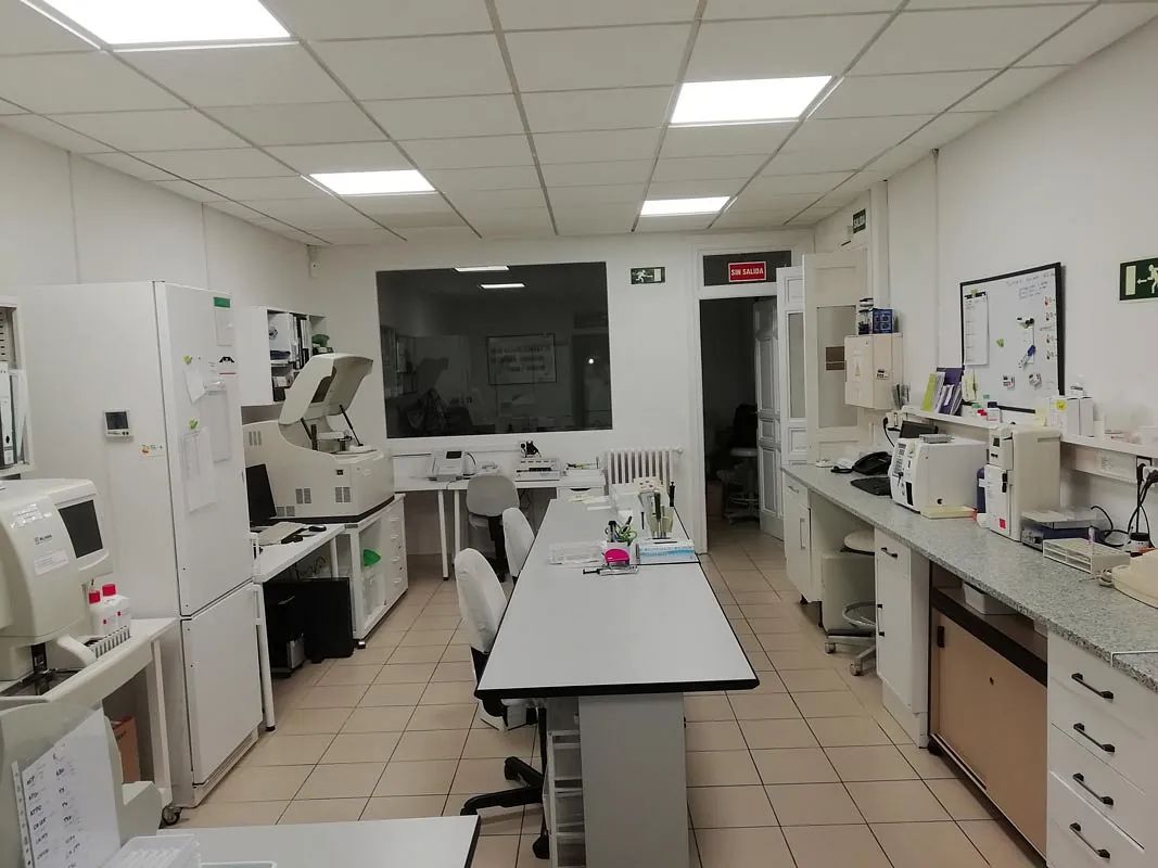 Un laboratorio con mucho equipamiento y una señal de salida verde.