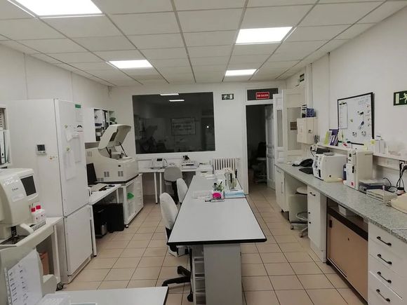 Un laboratorio con mucho equipamiento y una señal de salida verde.