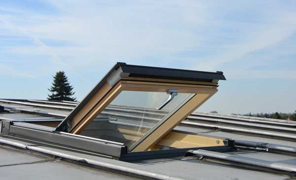 Fenêtre de toit sur un toit en zinguerie