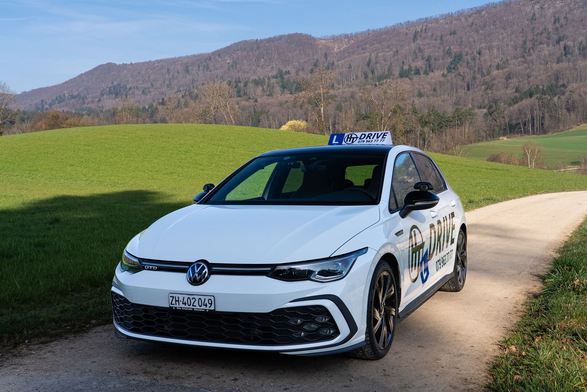 Im Inneren eines Autos gibt eine Person einer anderen Person, die hinter dem Lenkrad sitzt, Anweisungen.
