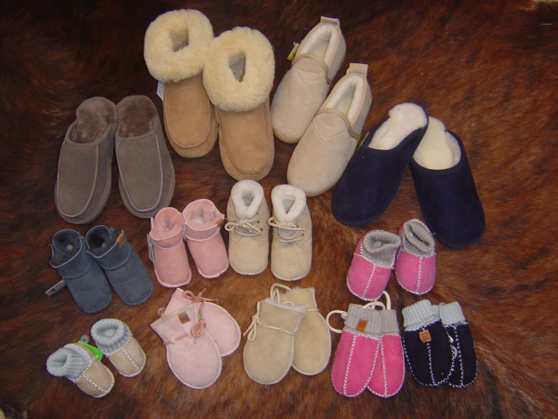 Ein Haufen Hausschuhe und Handschuhe auf einem Tisch