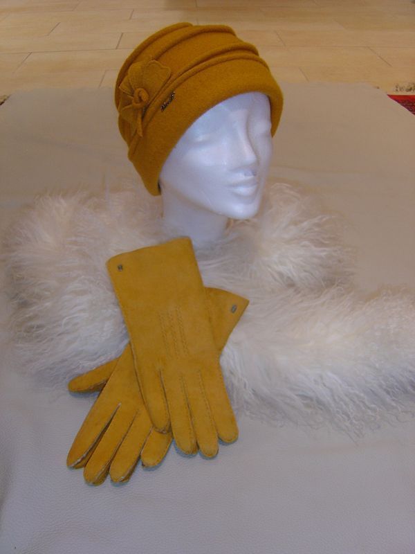 Eine Schaufensterpuppe mit gelbem Hut und gelben Handschuhen.