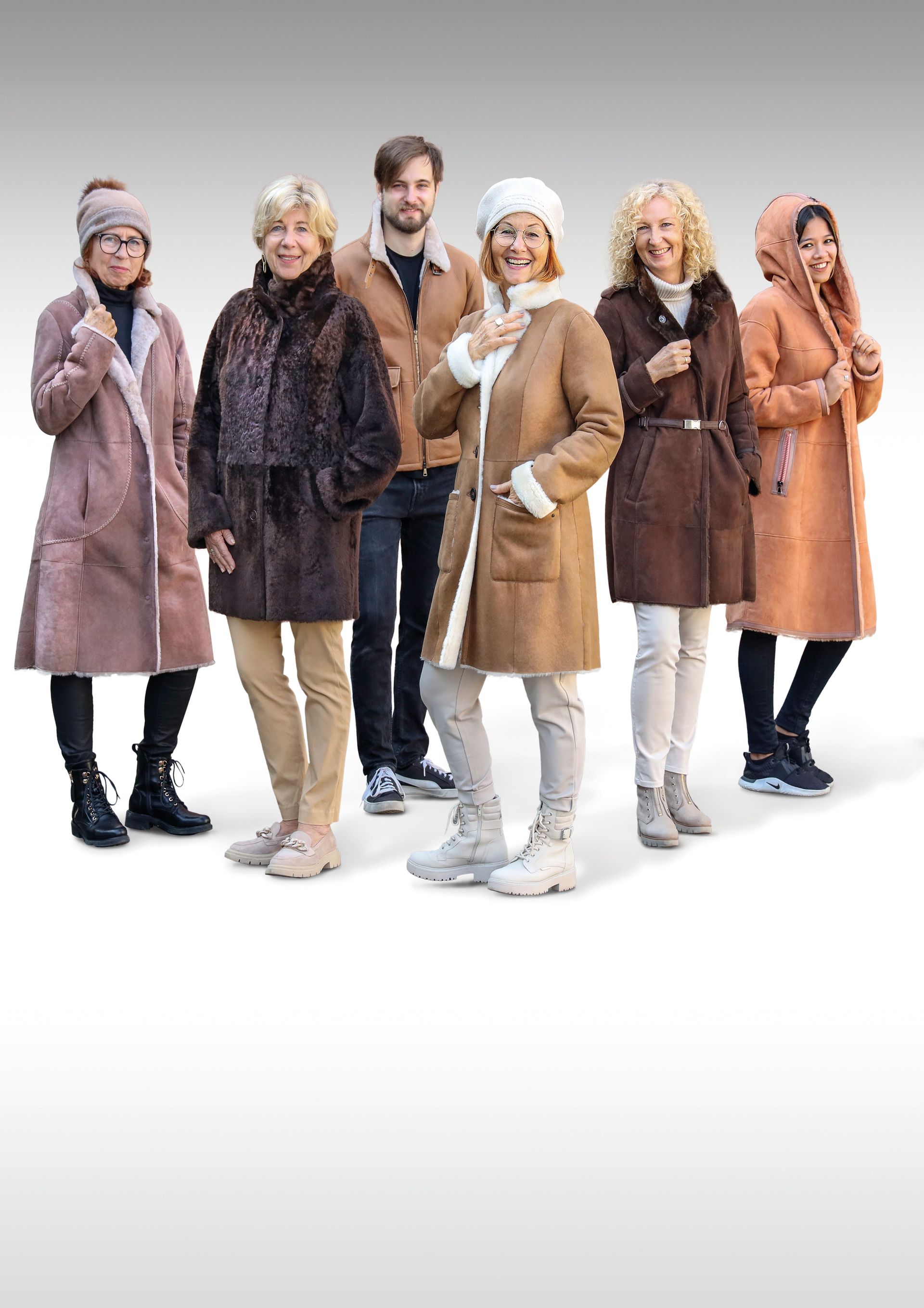Eine Gruppe von Menschen steht in Mänteln nebeneinander.