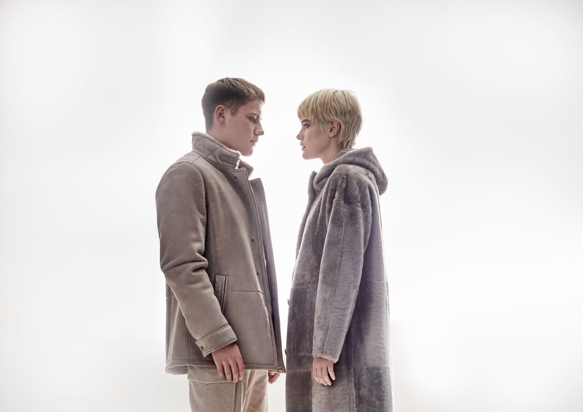 Ein Mann und eine Frau stehen nebeneinander und schauen sich an.