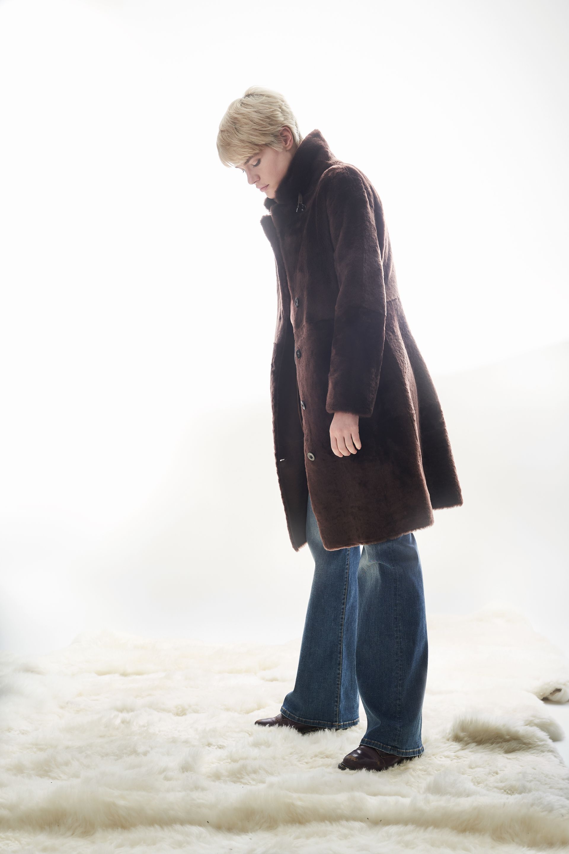 Eine Frau im Pelzmantel steht im Schnee