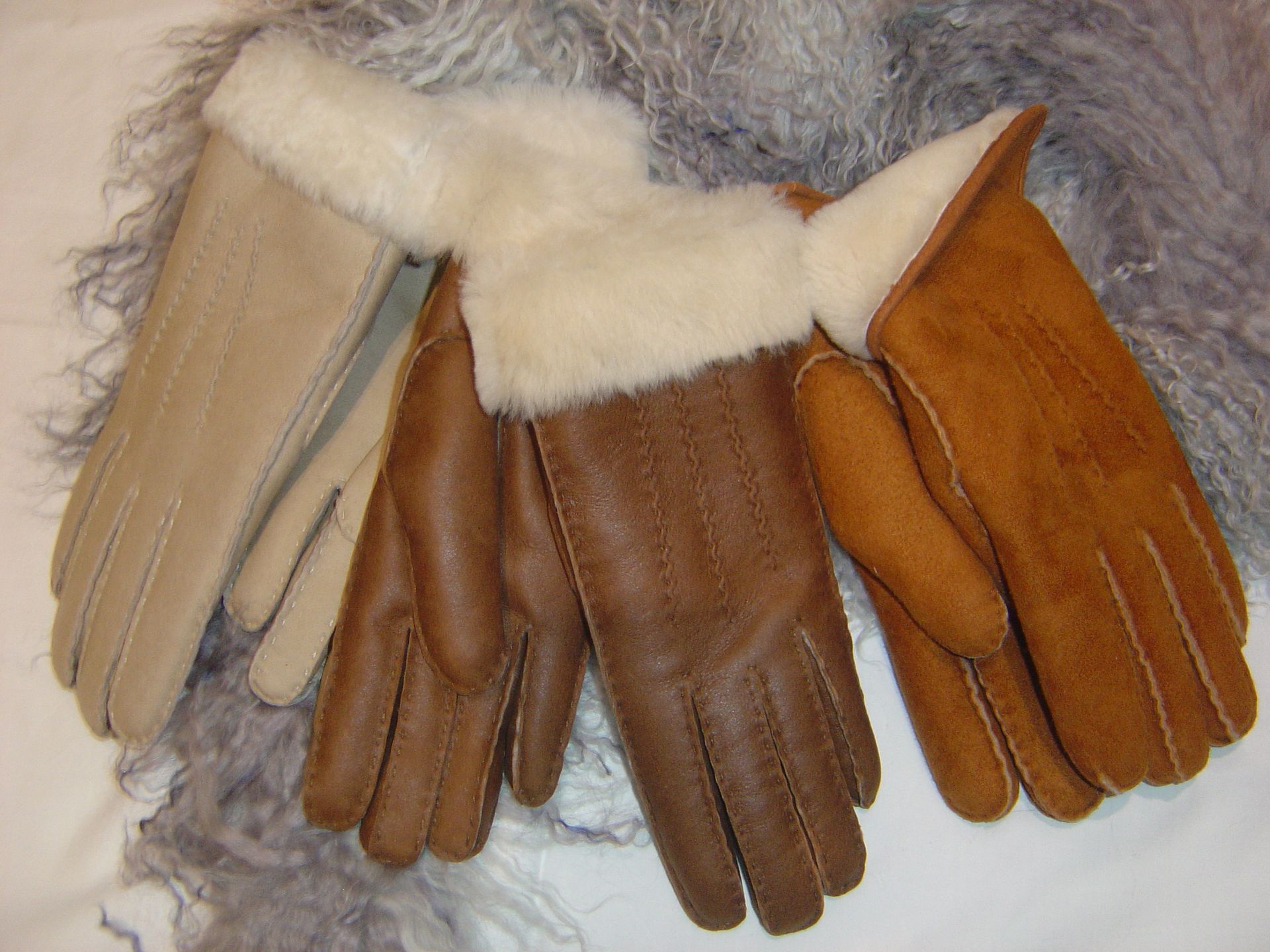 Eine Gruppe von Schaffellhandschuhen ist übereinander gestapelt