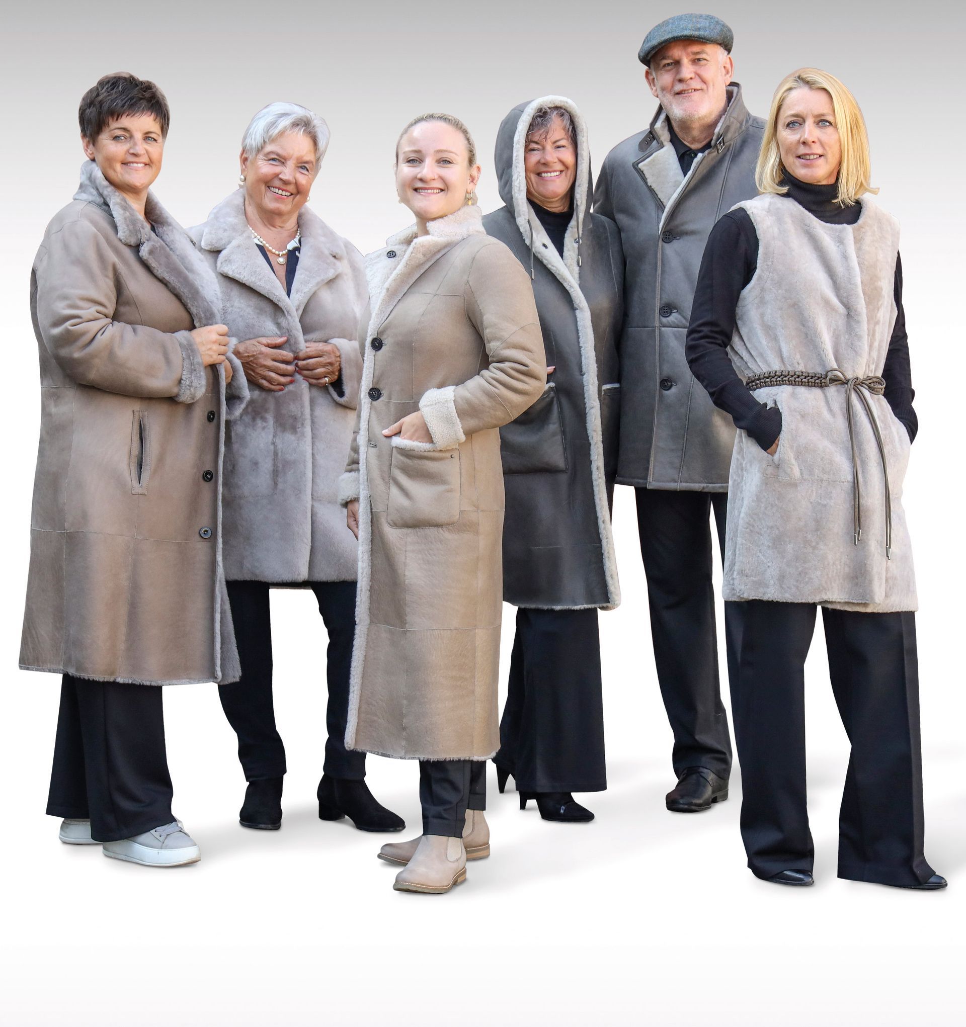 Eine Gruppe von Menschen, die nebeneinander stehen und Mäntel tragen