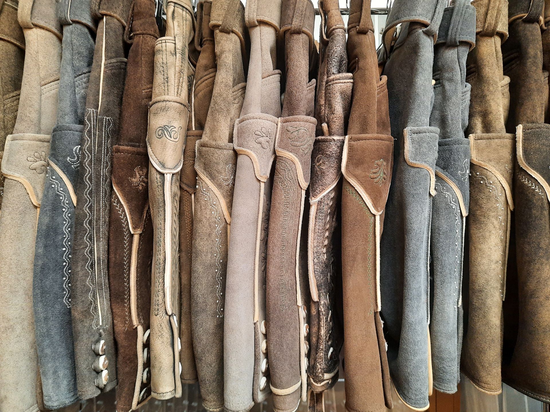 Eine Reihe von Kleidungsstücken, die in einem Geschäft an einem Ständer hängen