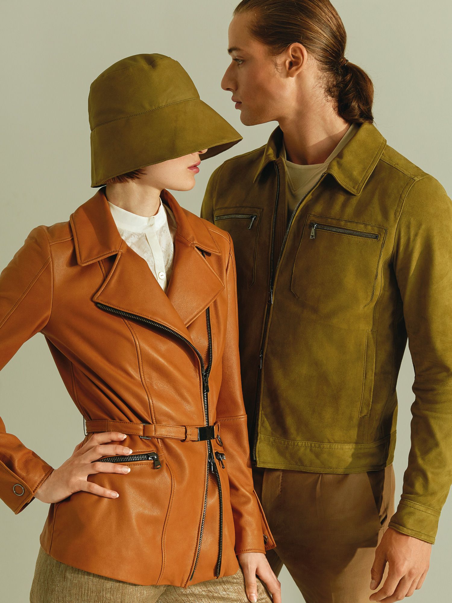 Ein Mann und eine Frau stehen nebeneinander und die Frau trägt einen Hut.