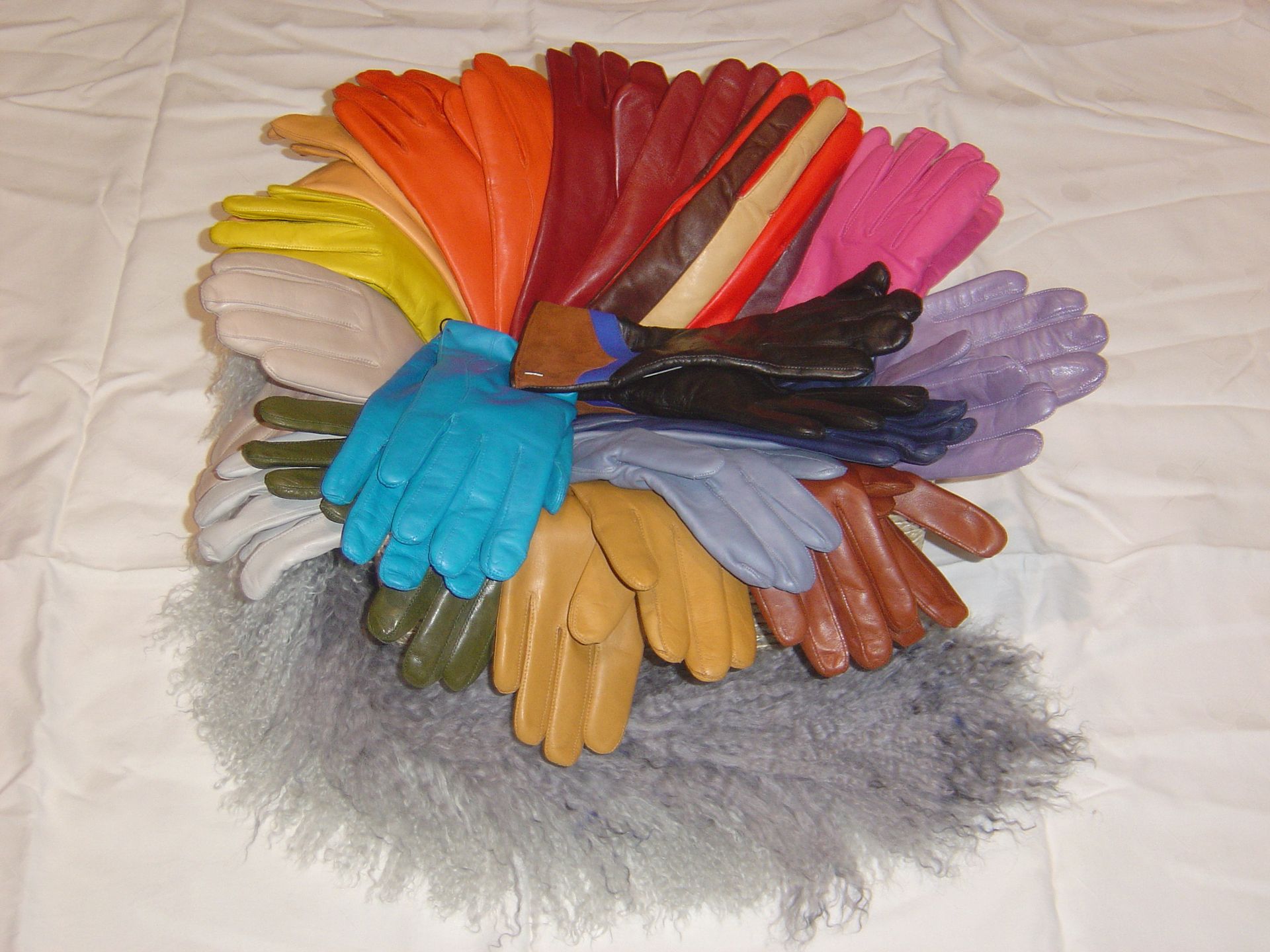 Ein Bündel verschiedenfarbiger Lederhandschuhe ist in einem Kreis angeordnet