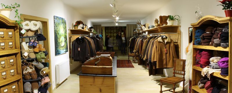 Ein Laden voller Kleidung und Regale.