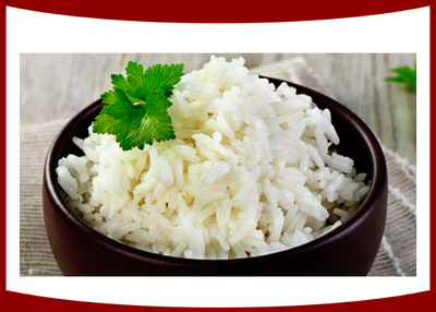 Un tazón de arroz blanco con perejil encima