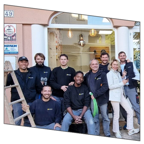 Un grupo de personas posa para una fotografía frente a un edificio.