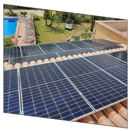 Hay muchos paneles solares en el tejado de una casa.