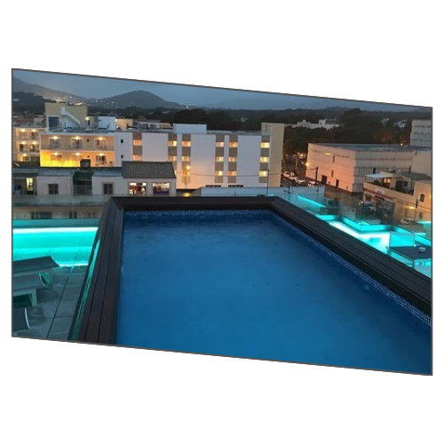 Una gran piscina en la azotea de un edificio