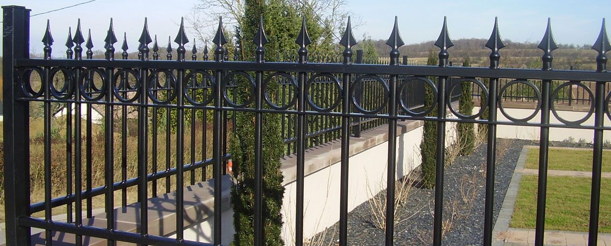 Clôture en fer.