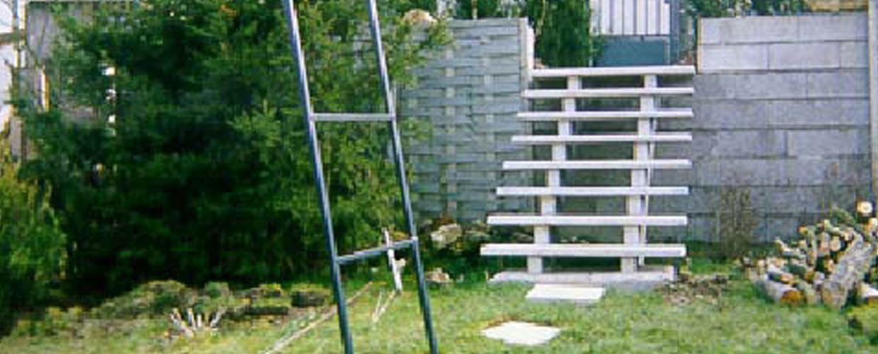 Escalier extérieur en béton.