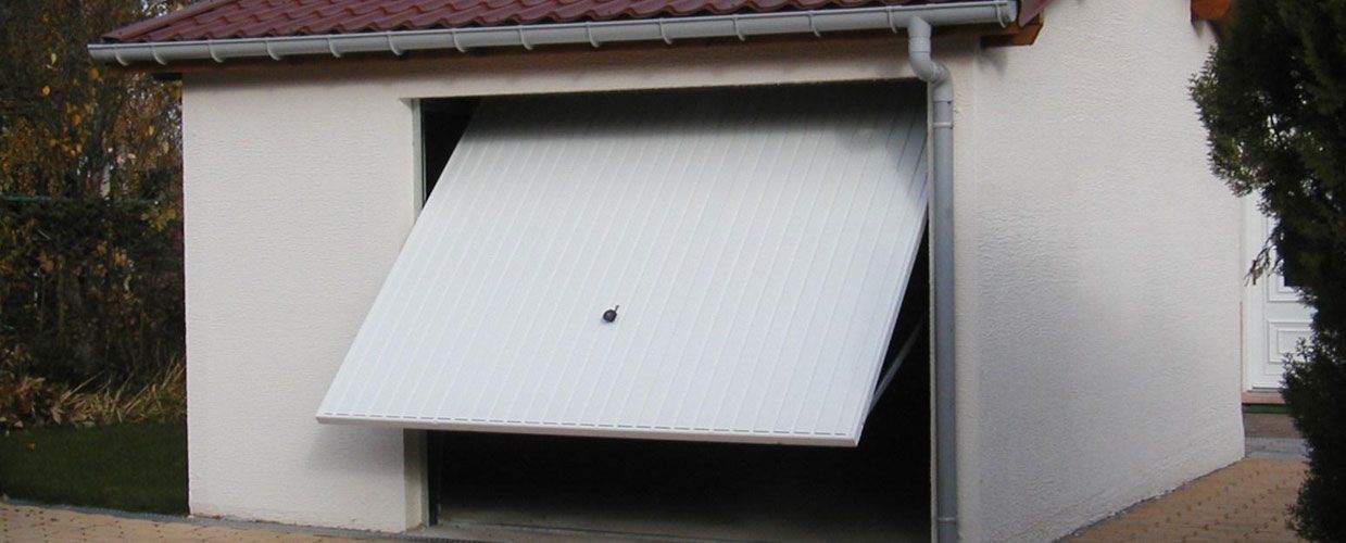 Porte de garage basculante.