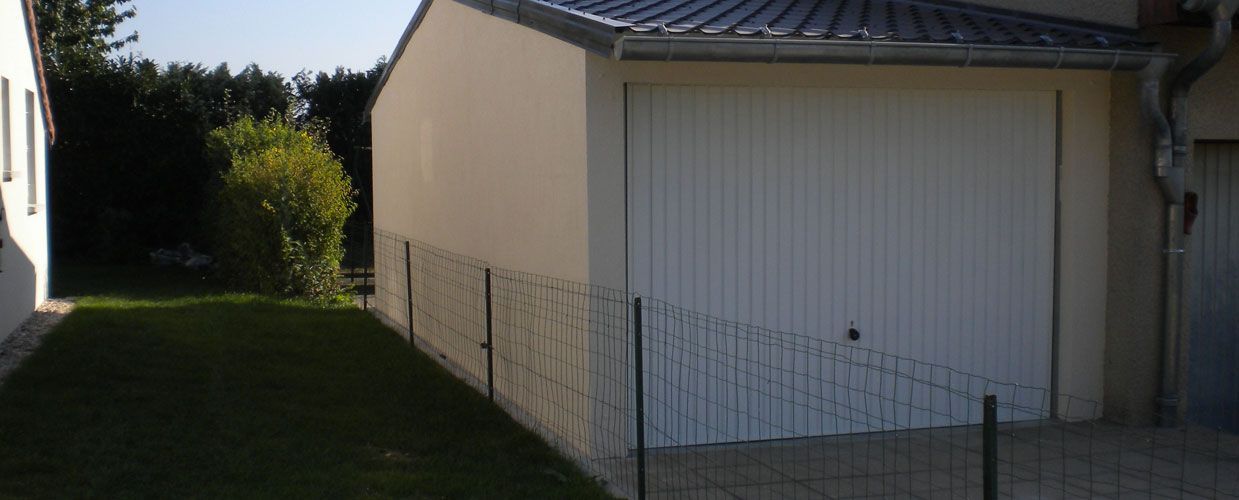 Construction d'un garage en limite de propriété.