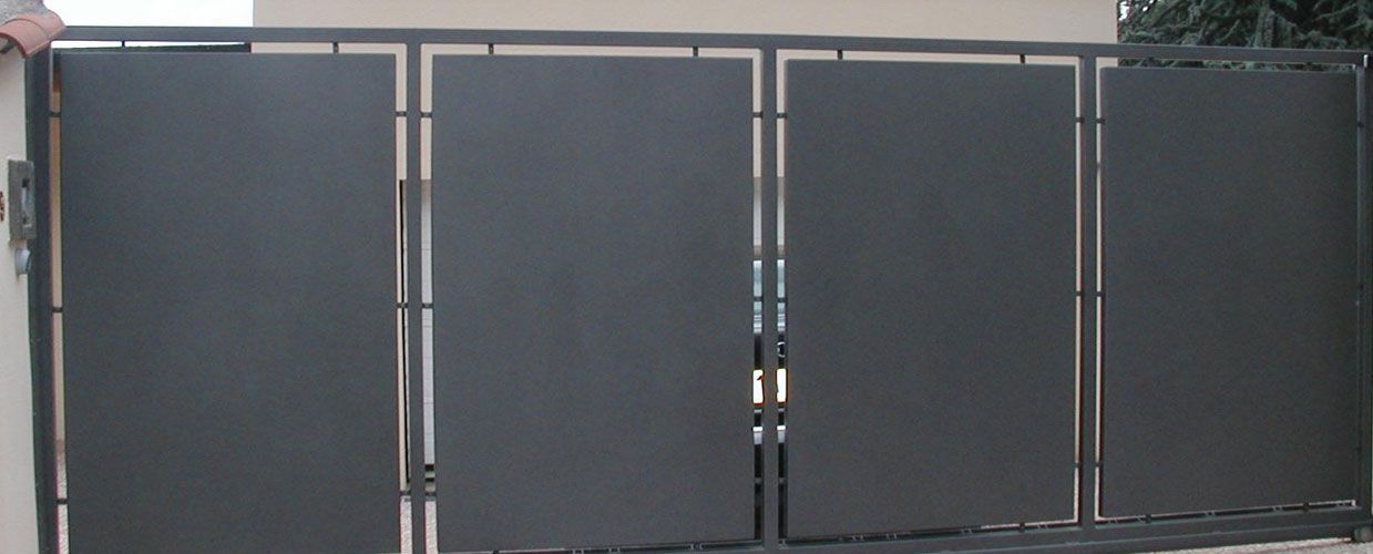 Portail en fer plein.