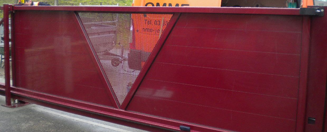 Portail coulissant rouge.