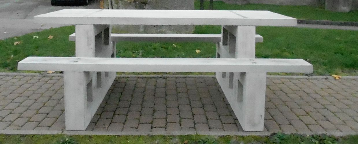 Table de ping pong en béton.