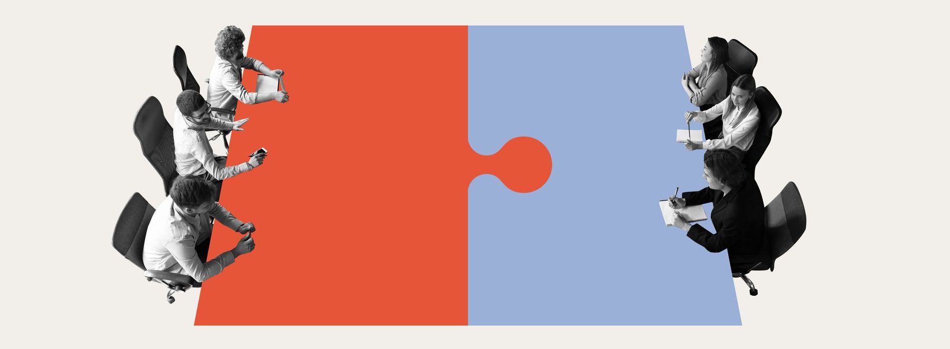 Eine Gruppe von Menschen sitzt auf einem roten und blauen Puzzleteil.