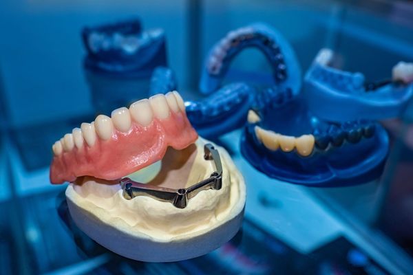 Différentes prothèses adjointes et conjointes