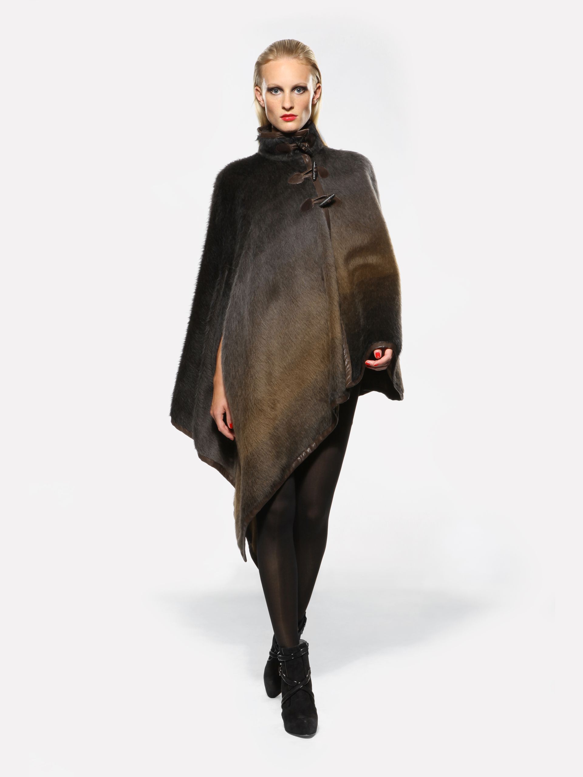 Fashion- Fotografie - Eine Frau trägt einen braunen Poncho und schwarze Strumpfhosen.