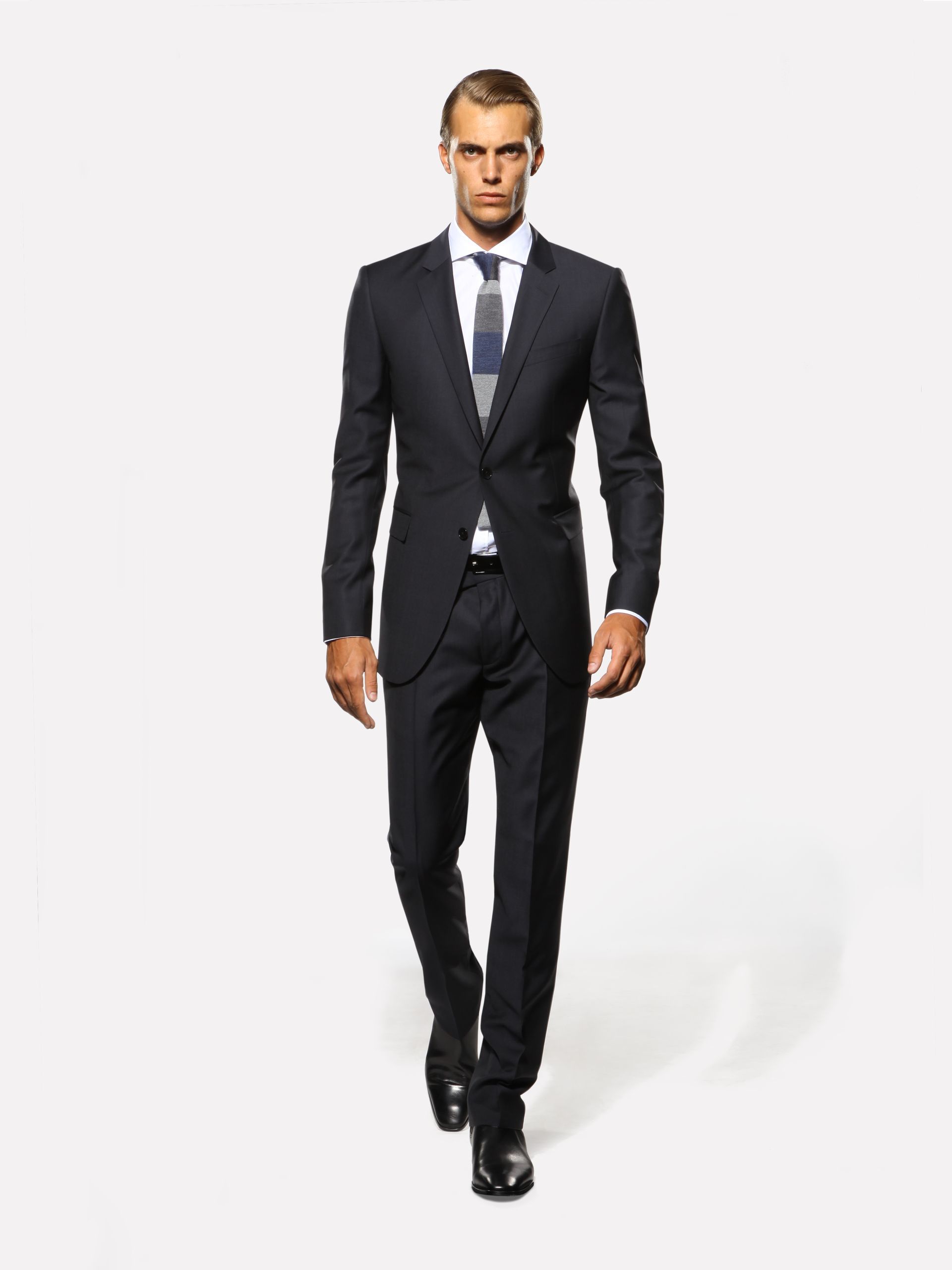 Ein Mann in Anzug und Krawatte läuft auf einem weißen Hintergrund.