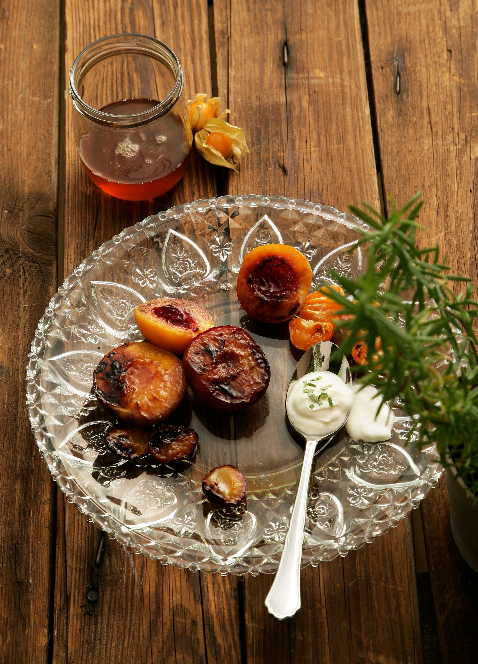 Werbefotografie - Ein Teller mit Essen und einem Löffel auf einem Holztisch.
