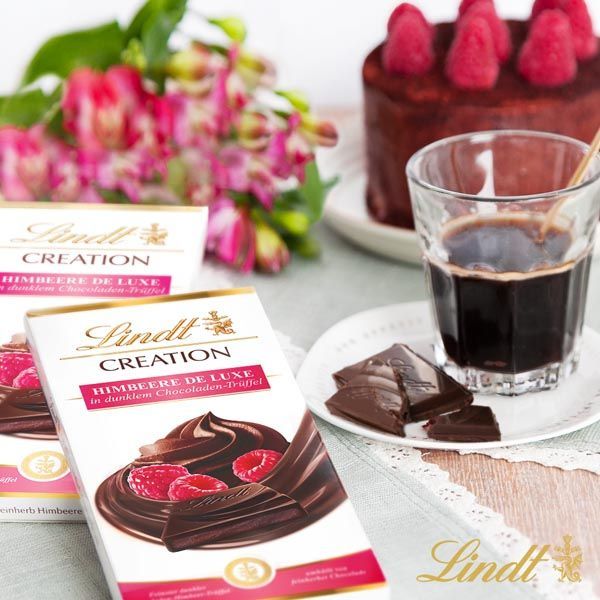 Werbung & Content - Eine Schachtel Lindt Creation Schokolade neben einer Tasse Kaffee