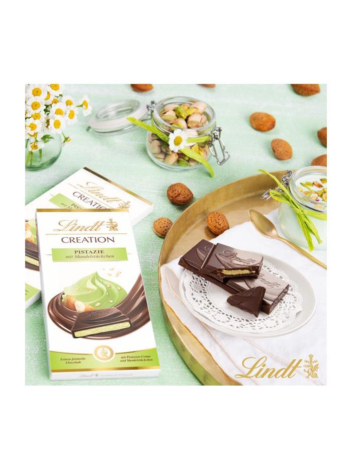 Content für Social Media - Auf einem Teller auf einem Tisch liegt eine Tafel Schokolade.