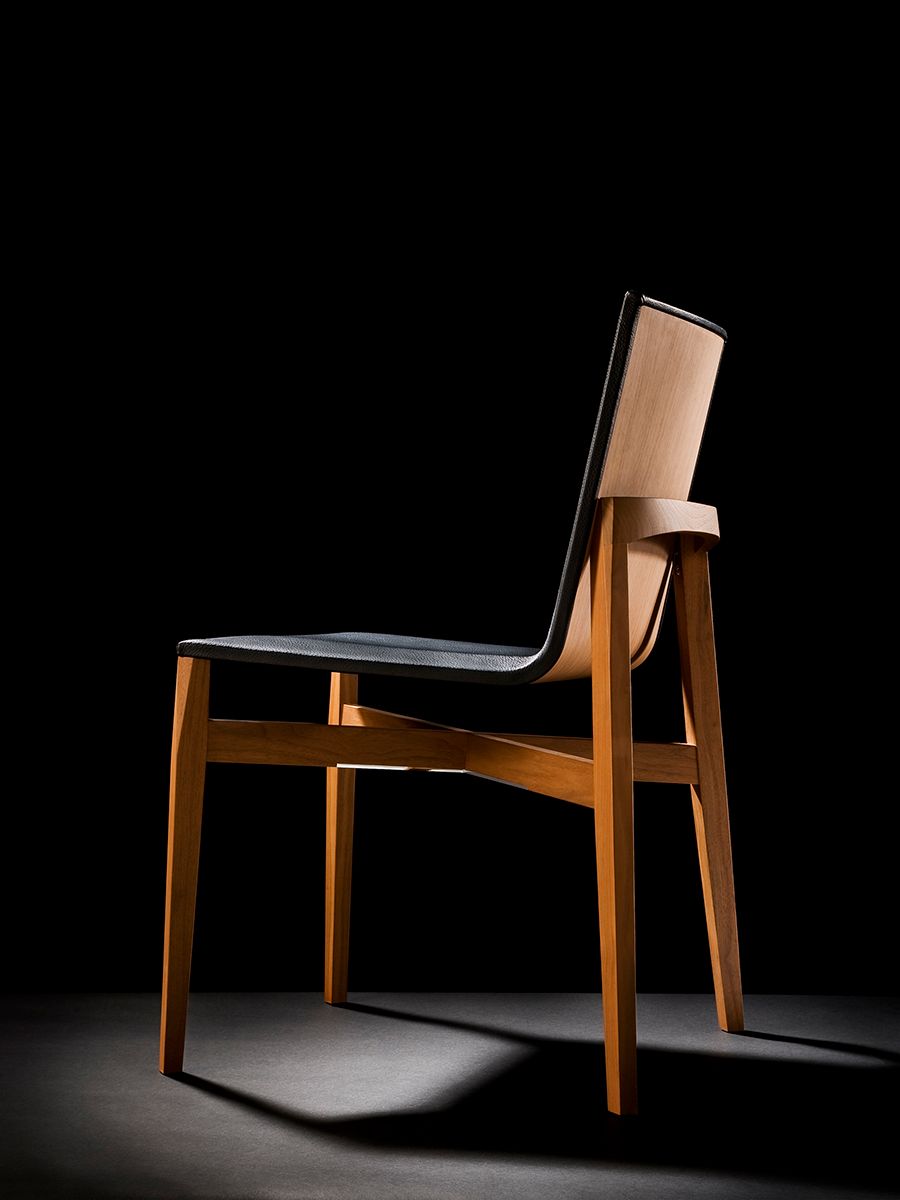 Werbefotografie - Ein Holzstuhl mit schwarzer Sitzfläche und Rückenlehne