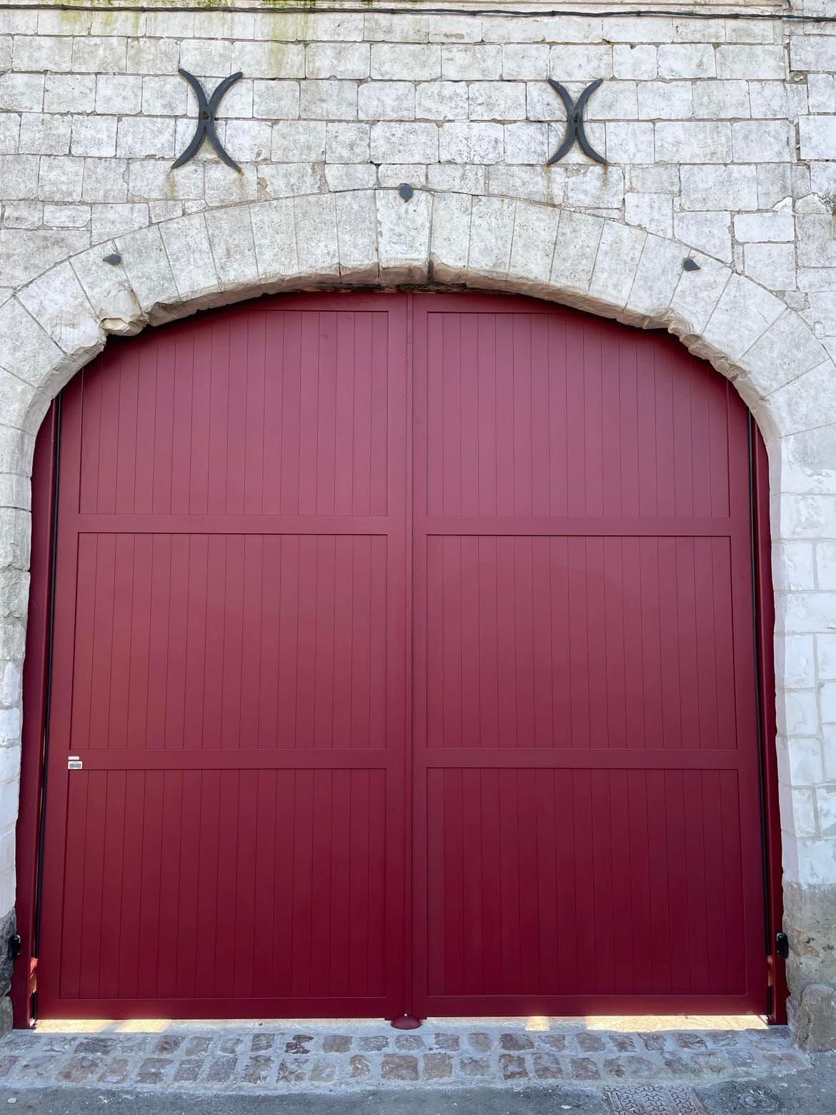 Un grand portail rouge