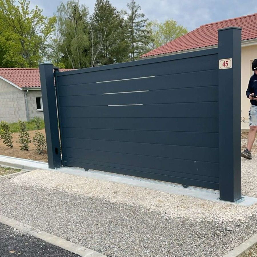 Une grande porte de portail noire