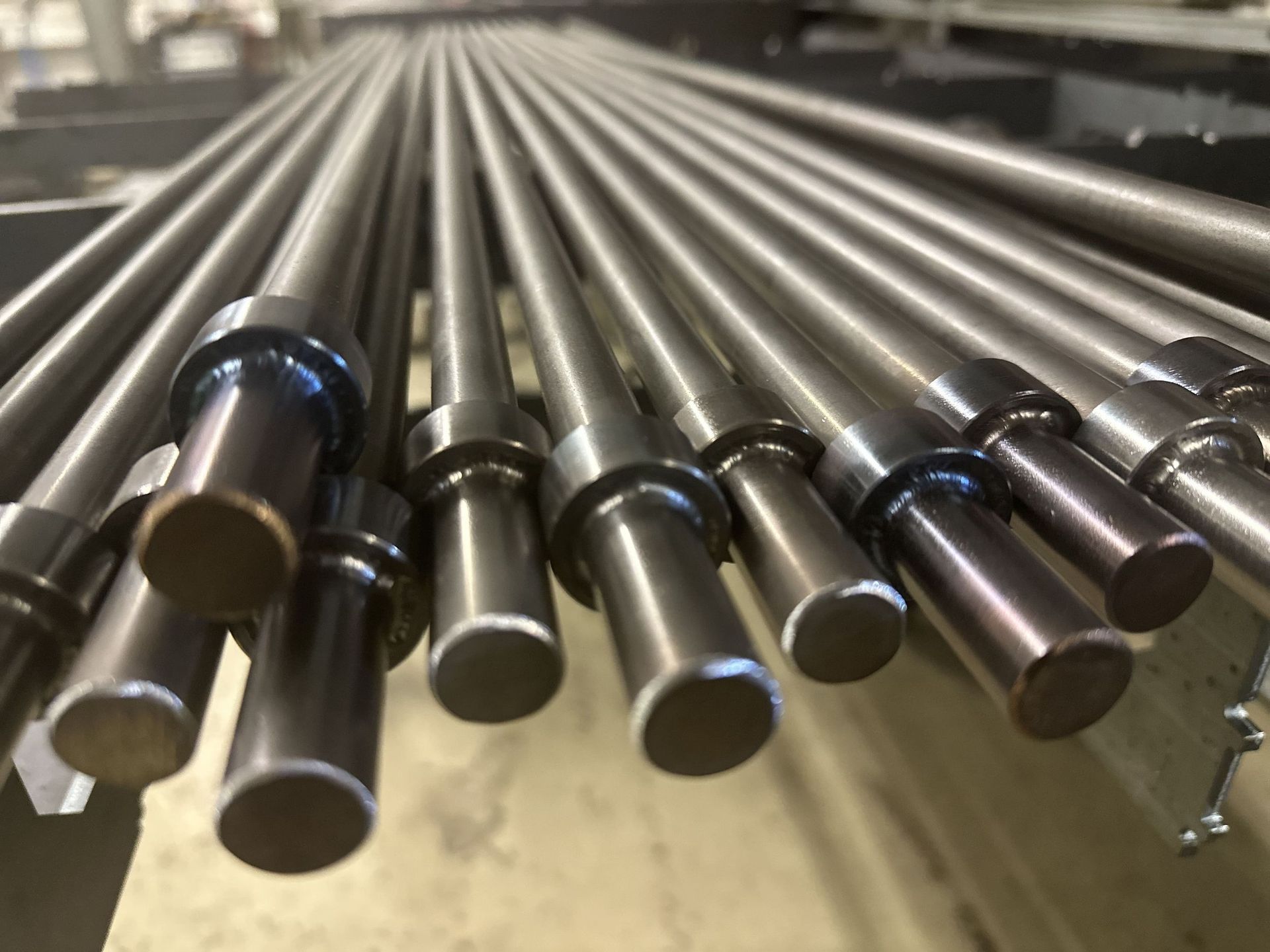 Lange, perfekt gebündelte Edelstahlrohre in glänzender Industriequalität
