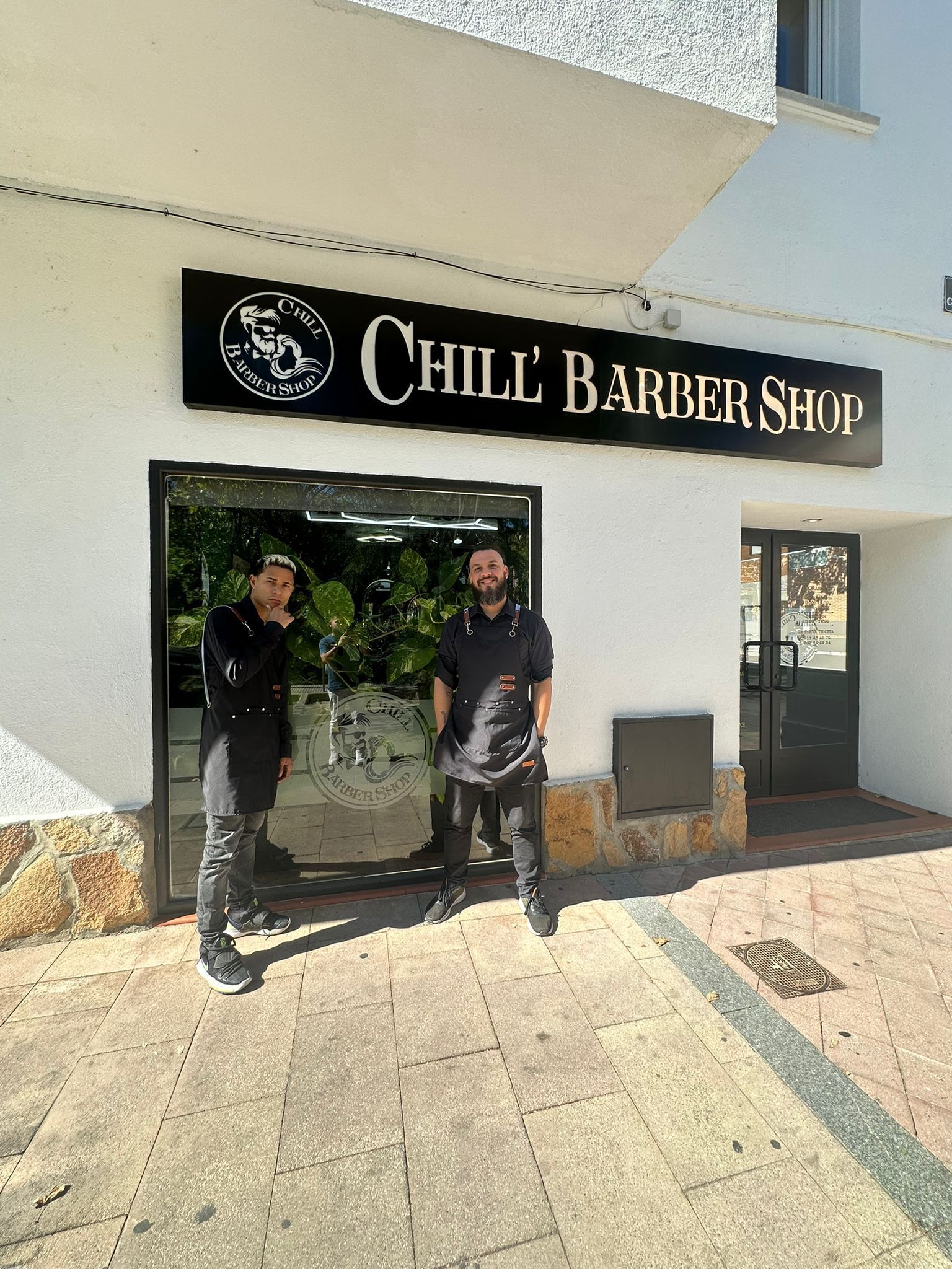 Dos personas afuera de