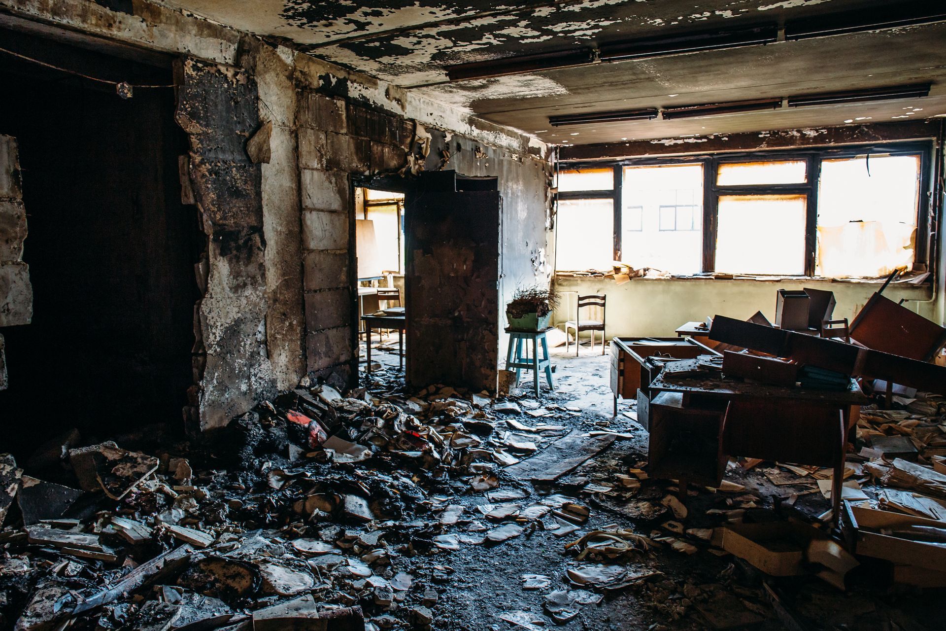Les restes de l'intérieur d'une maison après un incendie