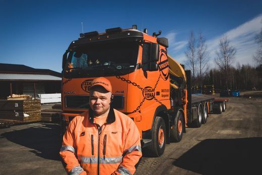 Tiiholan Toka Ky:n yrittäjä Topi Tulla ja kalustoa