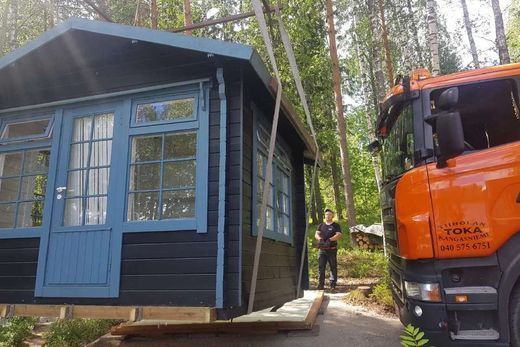 Pienen mökin nostotyöt